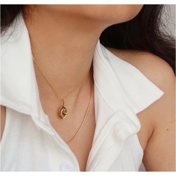 NEW 18K Gold Plated Diamond Moon Oval Necklace - Picture 8 of 12